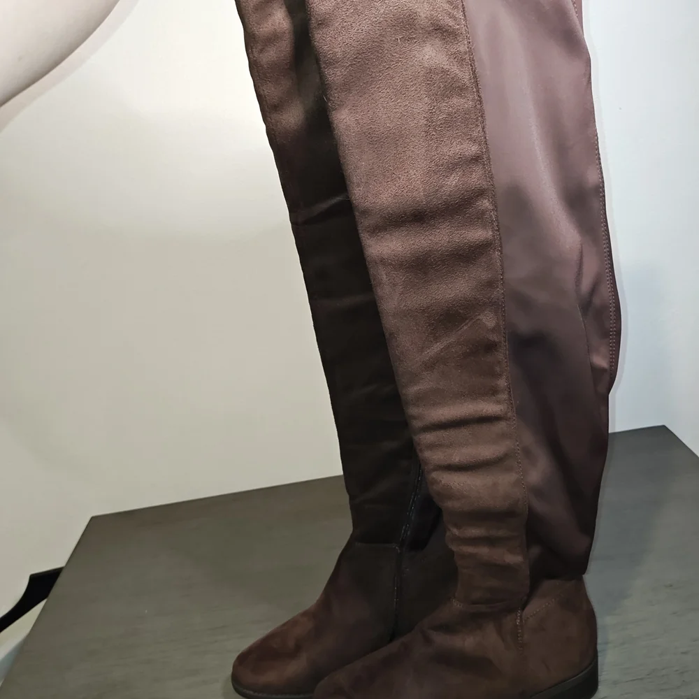Top Moda Knee High 1- 1/2 Inch Heal Woman Faux Suede Brown Boots ,Size 10